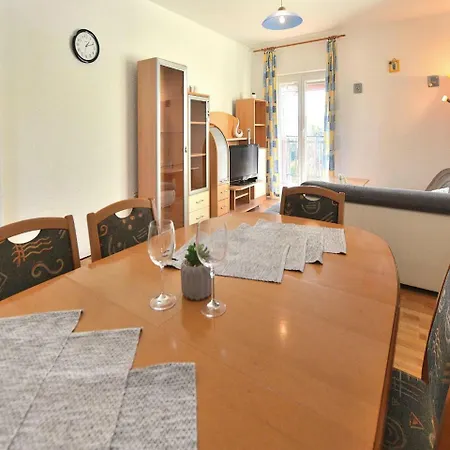 Apartmán Four Bedroom In Smarje *