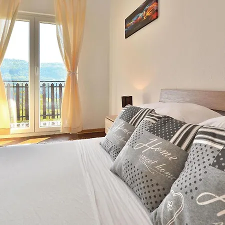 Apartmán Four Bedroom In Smarje